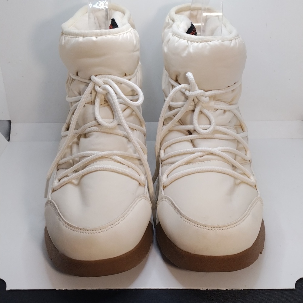 All IN MOTION WOMANS CREAM COLOR WINTER BOOT/ THERALlTE